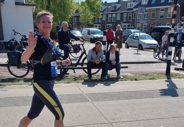 Simone loopt de Enschede marathon voor donatie aan Stichting RuimvolKoende
